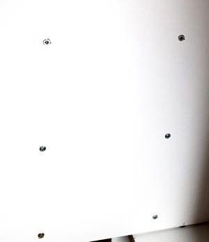 Mini tablettes vissées par l'arrière de la porte des bobines