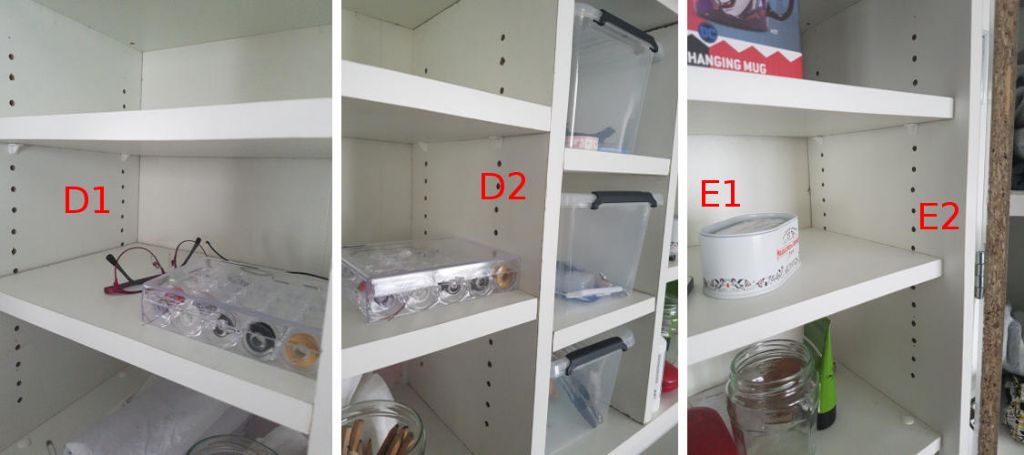 Trous pour recevoir les taquets des tablettes