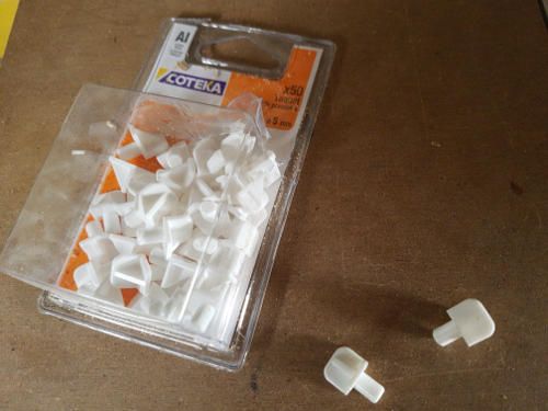 Taquets en plastique blanc